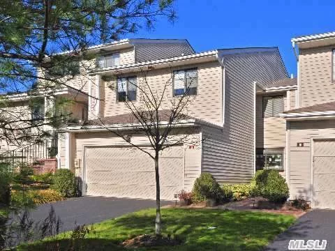 Woodbury: Desirable Woodbury Greens Condo Community. 3 Brs, 2.5 Baths. Updated Wood & Granite Eat-In-Kitchen With Stainless Appls. Hardwood Floors On Main Level. Spacious Master Br Suite. Full Fin Basement, 2 Car Gar. Community Pool & Tennis. Syosset School District. Bring Offers