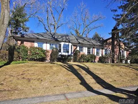 Welcome To Spectacular Large Ranch House In University Gardens; Oversized Lr, Fdr, Beautiful Wood Floors. Close To Northern Blvd; Walk To Lirr, Bus To 7 Train, Shopping; Best Schools/Great Neck South School District 7 Good For Large Family You Must Come To See