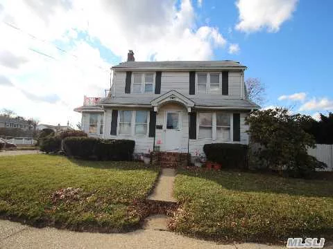 Nice Spacious Farm House Colonial-Large Country Eik-All Seperate Rooms-Fdr-Lr-Dead End Street On Corner-Arcways & Moldings-Oak Floors-Large Driveway/Room For Adding 2 More Brms!Much More A Must See!Great For Large Family!