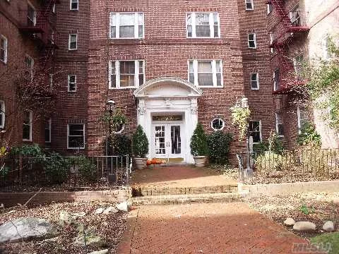 Huge Prewar One Bedroom Coop In Top Apartment Community W/On Sight Security And Pet Friendly Accross Street From Forest Park! Huge Rooms!