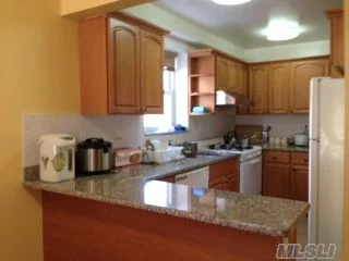 Very Nice Apartment Have Cac  Very Bright, 1 Block To F Train Bus Stop , And Shopping