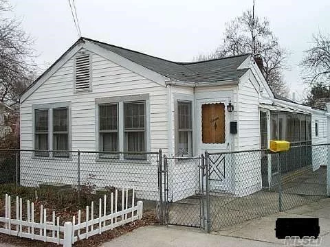 Lovely Cute! Great..Starter Home Or Knock Down Rebuild Great Land