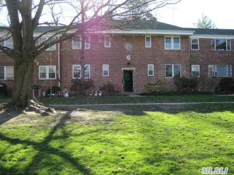 1st Floor 1Br Apartment With Huge Private Deck In Beautiful Garden Apartment Complex Right On Manhasset Bay. Enjoy Expansive Private Courtyard With Bbq Area And Pvt Dock. Hardwood Floors, Eff Kitchen, High Ceilings, Good Closet Space. Pet Friendly (No Restriction). Supers On Site/Laundry In Development. 1st Month Free For 2 Year Lease To Qualified Tenants