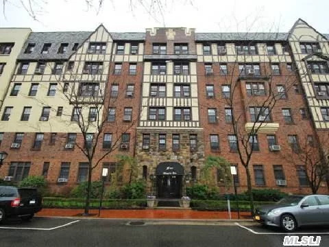 Elegant Pre-War Building, Conveniently Located In The Heart Of Town. 2 Apts Combined To Unique Bright Corner With Great Flow. Large Rms, 3 Yr Old Renovation / Gorgeous Eik/Granite, Stainless Appliances, Master Suite/Walk-In Closet, Storage Unit, Huge 2nd Br, New Hardwood Floors, And More! Pkg. Avail., Wont Last!