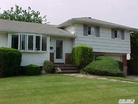 Gorgeous 3-4 Br Split In A Beautiful Area. Newer Eik & Bathroom. Oak Floors.