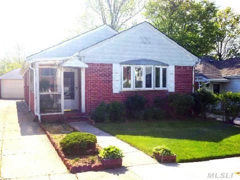 Bright Nice Ranch House In Quiet Area. Near Shcools, Park, Express Buses To Nyc.