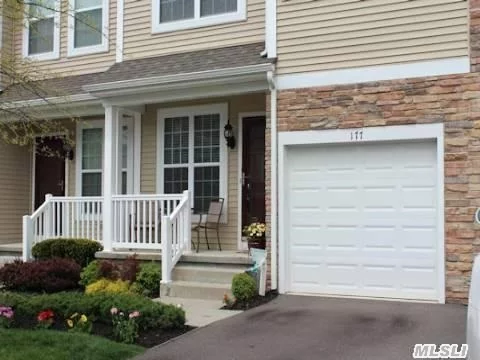 Beautiful Townhouse, Granite Kitchen, S/S Appliances. Wood Floors, Ig Pool And Gym In Development