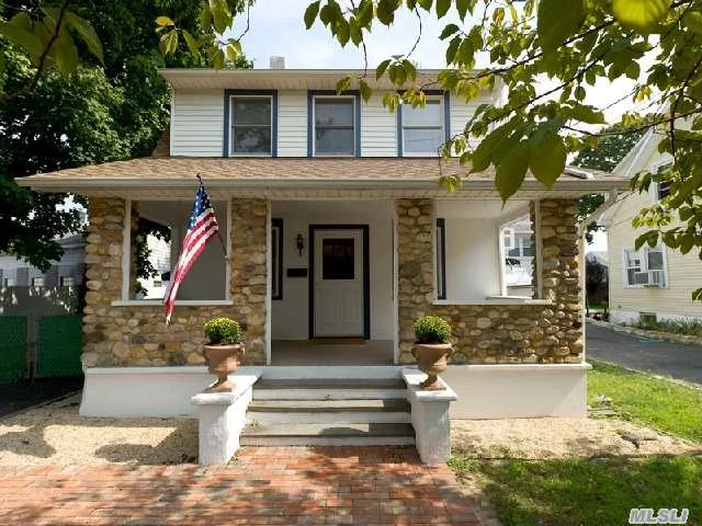 This Renovated Home Is Sun-Filled And Part Of A Private Beach Community. Close To Beaches, Dining, And The Marina.