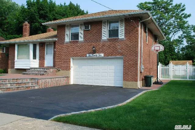 Beautiful 4 Bedroom Split With Oversized Park Like Yard, Hugh Maintenance Free Trex Composite Wood Deck And Patio So No Splinters, Inground Automatic Sprinkler System, Regular Lawn Care Paid By Landlord, Great Location. Minutes To Robbins Lane Elementary School. Syosset School District.