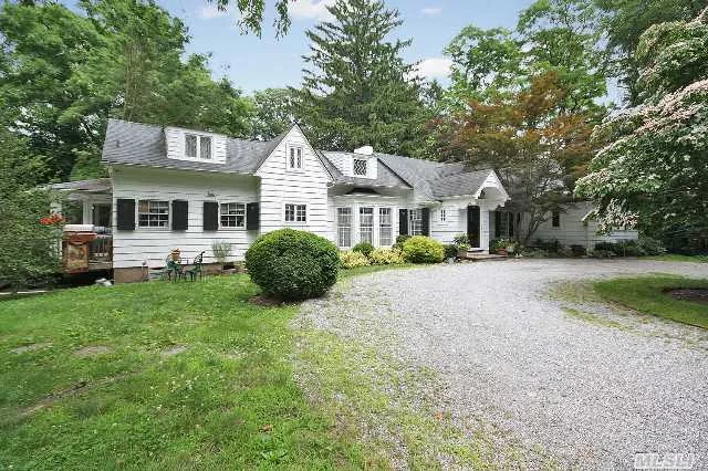 Kings Point Country Setting. Located On Almost 2 Acres At The End Of A Cul-De-Sac. Full Of Warmth And Character, This 1920&rsquo;S Farm House Was Custom Built With Quality Materials Offering An Abundance Of Natural Light And Outdoor Views From The Generous Proportioned Rooms Throughout.