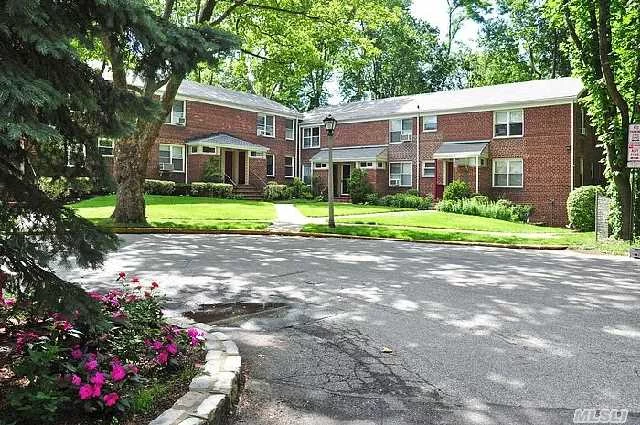 Mint Large1Bedroomin Desirable Bayview Section Of Roslyn Gardens. Secluded Location In Park Like Setting On Cul-De- Sac. Hardwood Floors, Loads Of Closets Convenient To Lirr, Shopping, Houses Of Worship And All Major Highways. Roslyn Schools. A Must See. Owner Very Motivated To Sell.