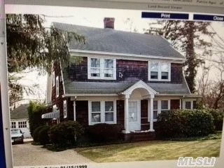 Bright And Spacious Dutch Colonial. North Syosset Very Desirable Neighborhood. Ready To Move In, Syosset School Dist.