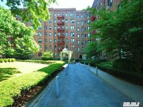 Big 1 Bedroom Apartment In Excellent Condition, Lots Of Storage Room, Great Layout, Bright And Quiet. Well Maintained Building With A Doorman And 24 Hours Alarm Security. Minutes Walk To E.F Express Trains To Manhattan, 3 Minutes Walk To Buses Q20A/B, Q44 To Downtown Flushing. Close To Supermarkets, Restaurants, Shopping Mall.Prospective Buyer Should Verify All Info By Self