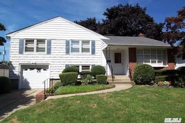 Opportunity Knocks On This Best Priced Split In Syosset. Features Include: 6Yr Old Arch Roof, 150Amp, Brand New Mstr Bath, Large Rear Yard W/Pvc Fence. Needs Some Tlc. This Is A Best Buy! Do Not Miss!