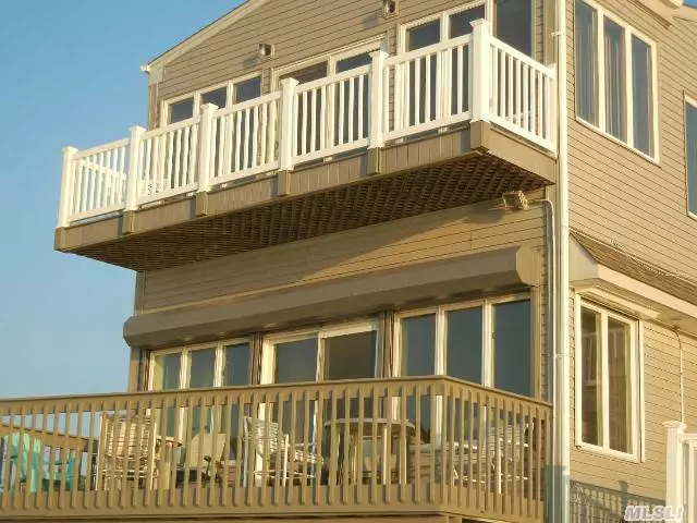 Views Out To Ct.....Directly On Sound.Watch The Gorgeous Sunsets From Your Deck/Beach.