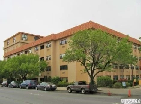 2 Bedroom, 1.5 Bath Condo In Desirable Park Ave. Bldg. Corner Unit With South Exposure. Washer & Dryer In Apt. Bldg Has Pool, Gym, 24 Hour Security, Parking. Walk To All: Shops, Lirr, Restaurants, Beach. No Pets. Park Place Condo.