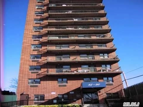 Great Condition One Bedroom With Hardwood Floors Throughout, Huge Balcony With Manhattan Views And Also A Washer And Dryer In The Apartment. Close To Train Station, Buses And Shopping.
