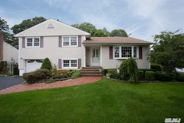 Mint+++ Lg Split Level Situated On Quiet Block, Lenox Hills, Inc Vlg, New Eik W/Maple Cbnts, Granite Counters & S/S Applncs, New Fbth W/Jacuzzi Tub, Mbr W/Fbth & Wic, Screened Porch, Fin Bsmt, All New Wndws, H/W Flrs, Cac, 200 Amps, Alarm System, Brand New Heating Sys, Roof 8Yrs, Igs, Walk To Bethpage State Park & Golf Course, Northside Elem, Taxes Without Star.