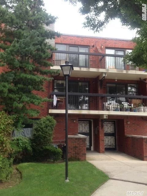 Nice 3Br 2Bath Condo With Terrace And Garage.Washer And Dryer In Unit, Big Storage Room In Basement, Very Convenient To Transportion And Shopping.Minutes To Bus Q25/Q34/Q64/Q65, Lie, Kissena Park Library, Post Office.