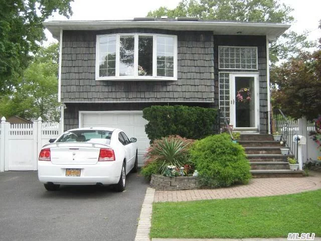 In-Line Hi-Ranch In Prime Hunter Ridge Area. Bleached Oak Granite, Eik, 3 Full Baths, Fireplace, Lr, Dr, Office & Den W/ Sliding Glass Doors To Large Entertaining Yard On Corner Property All Fenced In W/ Pvc Fencing!Possible M/D With Proper Permits!Just Reduced!