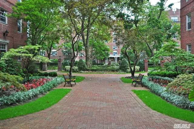 1 Bedroom 1 Bath In Forest Hills, Spacious Sunken Living Room, Hardwood Floors, 9 Ft Ceiling, Lots Of Closets. Prewar Doorman Building With Beautiful Gardens. Sd 28 P.S 196. Minutes To E&F Train, Express Bus To Ny, Shopping Area And More! Won&rsquo;t Last!!!