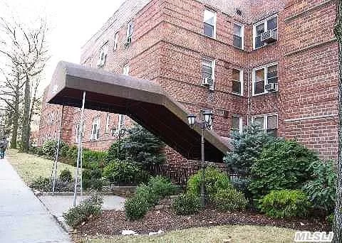 Welcome To This Beautifully Updated Apartment Facing Rear Parklike Property. Features Include A Full Bath, Modern Kitchen, Beautiful Hardwood Floors. Near Railroad, Town, Shops, And Many More Other Community Services.Gn Park District Facilities Including Olympic Size Pool/Lazy River, Indoor And Outdoor Tennis Courts, Waterfront Park, Ice-Skating Rink, And More!