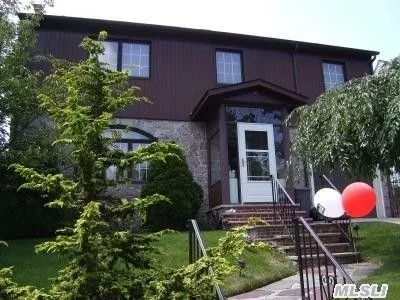 5 Bedrooms, 3 Full Bathrooms, Very Spacious, High Ceilings, Best School Dis. In Little Neck Hill. 2800Sq Ft Living Space.
