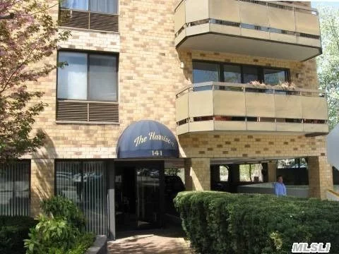 Large Jr4 Condo Apartment. Doorman Building. Top Floor. Terrace. Jacuzzi Bathroom. Washer & Dryer. Just 2 Blocks To Lirr