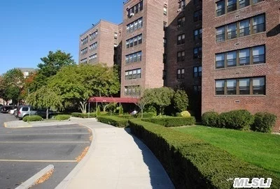 This Totally Renovated, Top Floor Unit Has An Open Floor Plan With Magnificent Views. Your Wall Of Windows Provides Natural Light While Sitting At Your Granite Breakfast Nook, Plenty Of Closets. Close To All. Elevator, Garage And Security Surveillance. Outdoor Parking Space Included.