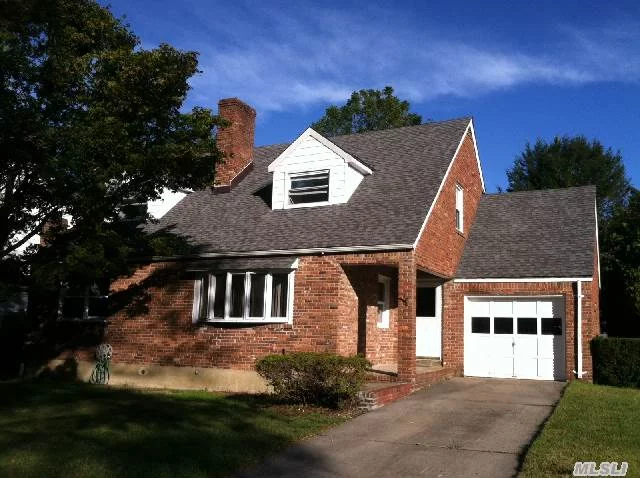 Lovely Expanded Cape In Perfect Muttontown Preserve Location.Spacious Home Featuring Updated Eik, Hardwood Floors, Fireplace, Plenty Of Storage. All Generous Sized Rooms With Private Yard On Beautiful Tree Lined Street.