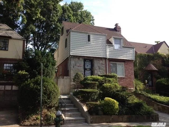 Location, Location!!!! Hidden Treasure Of Queens. Briarwood Is Convenient To Highways, The Subway, Buses & Shopping. House Features Central A/C, 3 Bedrooms Formal Dining Room And Sunken Living Room Fireplace,  A Must See!!!!
