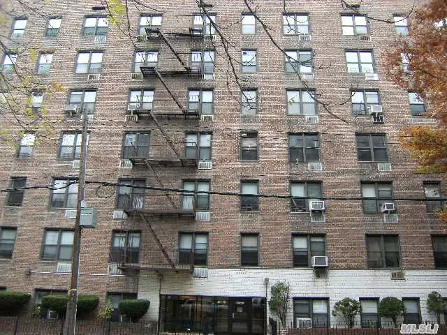 Huge One Bedroom Unit At 850Sqft, Hardwood Floor, Updated Kitchen, Q15 Q28 Q12 Only 10 Minutes To Main Street Flushing.Can Sublease After 2Yrs.No Filp Tax