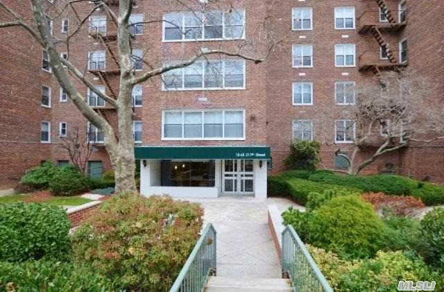 Jr 4 On Top Floor, With Second Bedroom/Office Lots Of Natural Light. Cats Allowed. Parking Space Available For Rent. Convienient To Public Tranportation, Express Bus To Nyc, Tennis & Pool Club.