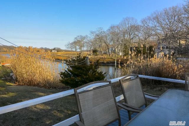 Summer Getaway In Desirable Fleets Neck, Steps To Sandy Bay Beach. Bring Your Kayaks And Enjoy The Simple Life In Cac Comfort, Wood Floors, Sun Room, And Beautiful Views From The Sundeck.
