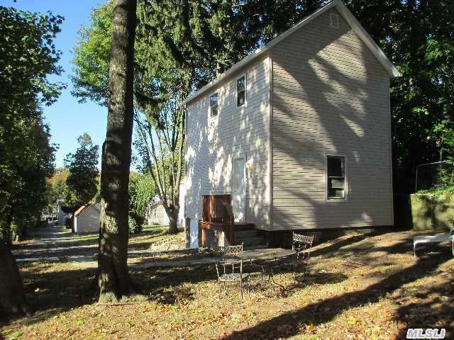 Charming 2 Bedrooms Cottage On A Picturesque Country Setting With Private Backyard. Renovated Kitchen And Bathroom. Gas Heat. Close To Parkwood Swimming Pools, Ice Skating And Tennis Courts. Short Distance To North Middle And High School.