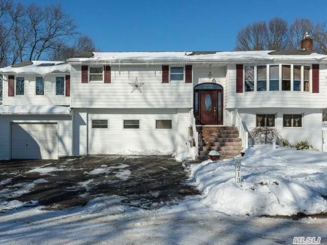Do Not Miss This Updated Huge Mother Daughter With Basement. Home Features Lg Eik Open To Deck. Flr/Fdr, 4 Beds, 3.5 Bath, Huge Master Suite W/ Wic & Jac Bth, Large Family Room, Finished Basement, Separate 1 Bed Apart. 16X32 Igp, Too Much To List.