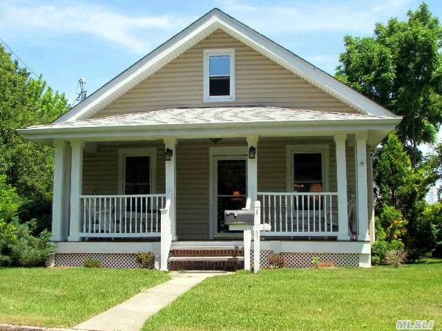 Recently Renovated 6Rm, 3Bedrm, 1Bath Gem Set On A 60X100 Corner Lot. Fabulous Kitchen W/Stainless Steel Appliances, Central Air, 2Car Garage, Unfinished Oversized Walk Up Attic W/Endless Possibilities. N.E.W Roof, Siding And Electric. Great Location, Free From Traffics Intrusion. Close To The Long Island Rail Road, Shopping And Dining. Easy Access To Highways. Roslyn S.D