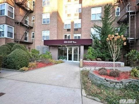 Sunny Top Floor Apartment - Excellent Condition. 2Br With Dining Area And Large Entrance Foyer. Modern Kitchen, Plenty Of Closets And Very Spacious! Must See!