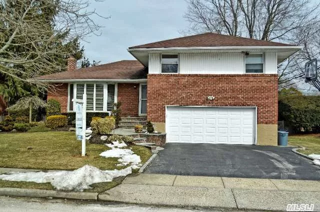 This Lg Woodbury Hills Split In Perfect Midblock Loc.On Prof.Landscpd Property In Syosset Schools Features Updt Bths, Eik, Andersens, Hardwd, Ugs, 2 Tier Deck, 150 Amp Service, Arch.Roof, Updt Closet System.Taxes Reflect No Star Exemption Of $1363