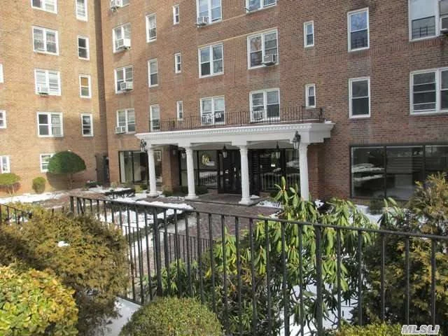 Large Studio Situated In A Prime Area Of Forest Hills. Featuring Hardwood Floors Throughout & An Eat In Kitchen, Plenty Of Closet Space. Just Steps To Transportation, Shopping, Schools & Parks. Wont Last! Must See!