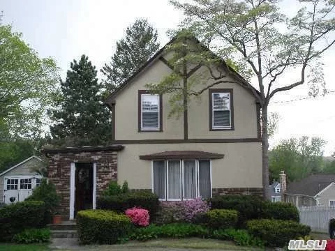 Charming Colonial On Wonderful Street Close To Waterfront And Town. A Perfect Summer Escape.