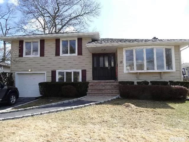 This Expanded Split Is Newly Renovated W/Loads Of Top Quality Cabinetry/Granite/Ss Energy Star Appliances/Gas Cooking & Skylights In Huge Kitchen. 2 New Baths/Gleaming Oak Floors/ New Siding/New Windows/2 Sets Of Sliders To Bi-Level Deck. Close To Lirr, Quaint Town Of Mass Park & Restaurants! Sd#23 First Showing!