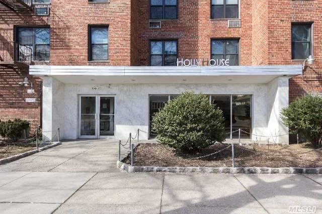 Great 1 Br Apartment Which You Can Mold Into Your Own Vision. Great Closet Space. 1 Block Away From Supermarket And Golden Fortune (East Manor) Restaurant. Buses On The Corner And Across The Street. 8/10 Of A Mile To Main St And Kissena In Downtown Flushing