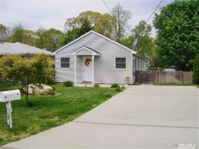 Light & Bright 3 Bedroom House With Renovated Eik, 1.5 Baths, Attic Storage And Spacious Yard. Located Near Main Roads, Shopping, Restaurants And Suny At Stony Brook.