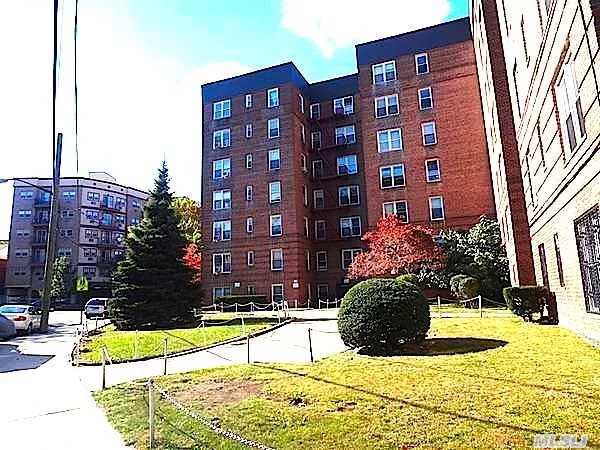 **Mint 1 Bedroom In The Heart Of Briarwood** Unit Features Updated Eat In Kitchen, Hardwood Floors, King Size Bedroom.