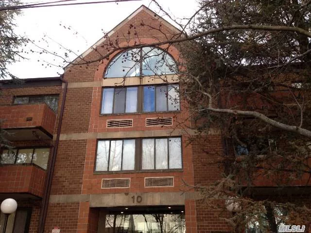 A Beautiful One Bedroom Duplex Condo Apartment Located In The Heart Of Great Neck. Near Train And Shopping Center. Great Neck South School.