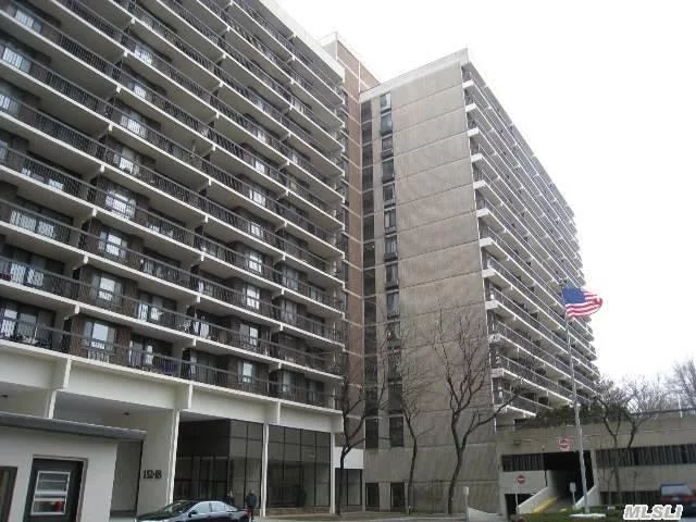 Exellent Condition , Sunny, Large Rooms, Big Terrace, Comes Wth 1 Parking Spot, Large Pool, Bbq Area, 24 Hour Door Man, Washer Dryer On Each Floor, Next To Trasportation, Express Bus To The City And Subway.