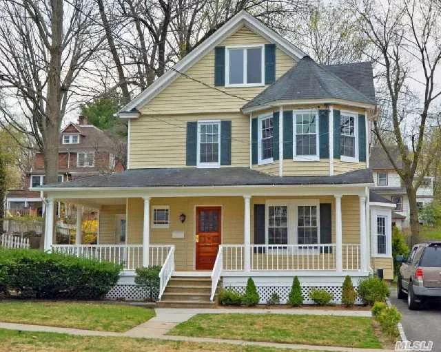 Victorian Set On Beautiful Flat Property. New Country Kitchen, New Windows. New Floors. Walk To Transportation.