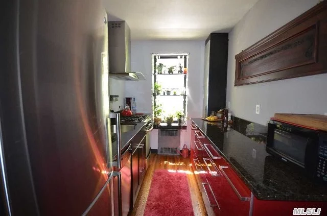 Immaculate Serene And Elegant 1 Bedroom With Large Rooms, Bright Exposure And Comfortable Terrace. Just Steps To Subway.