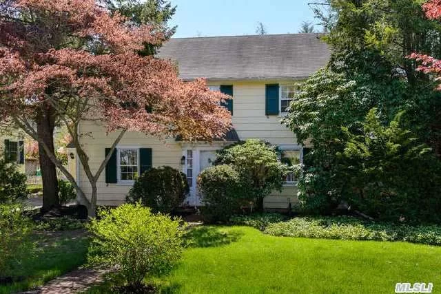 Gracious Colonial, Mid-Block Location, In Port Washington Estates. Architectural Details Throughout. Pt. Wash. Beach Assn. W/Membership And Dues. Walk To Rr. Sousa Elementary. Wonderful Value. Make It Your Own.